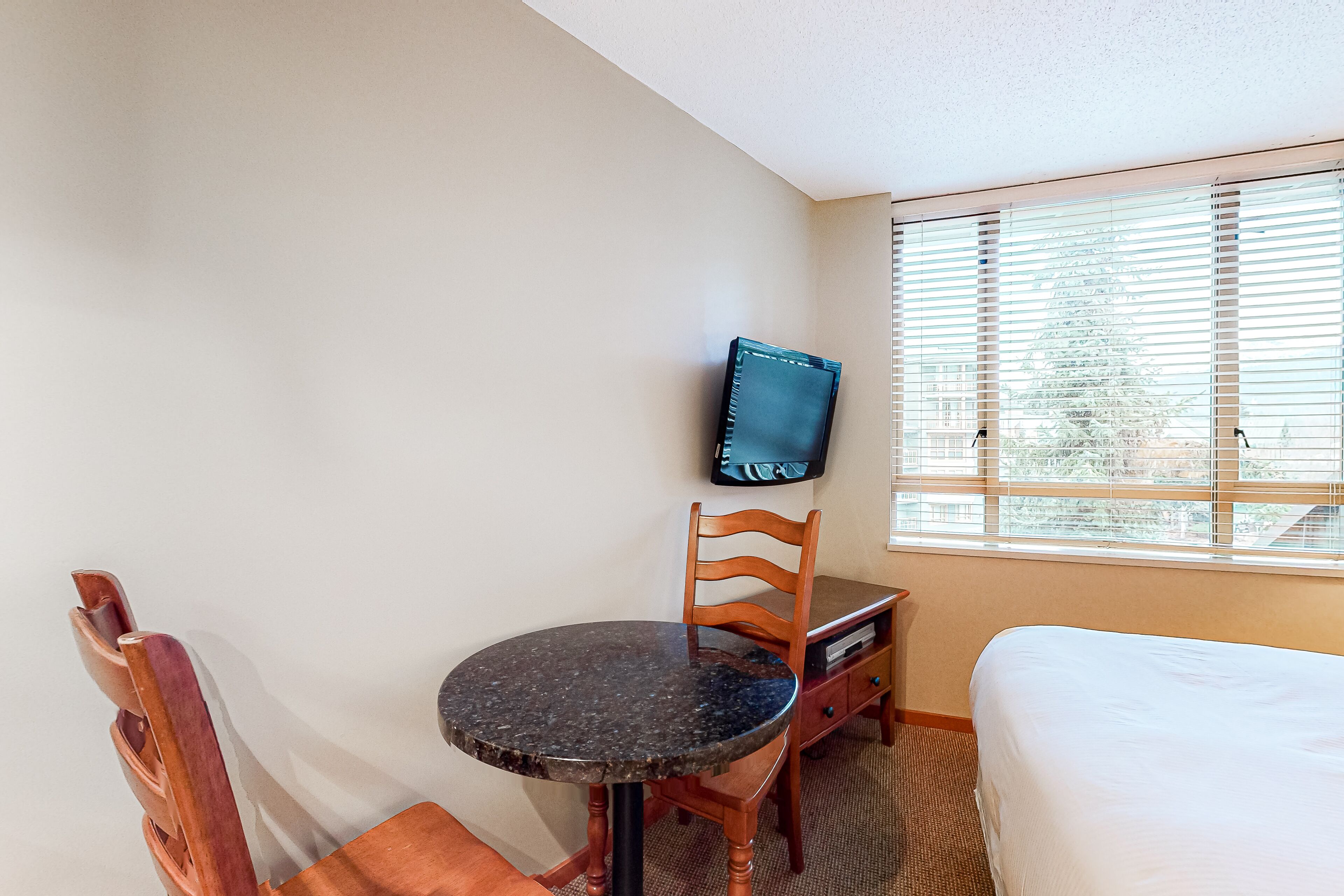 Fifth-floor studio with saunas, heated pool & hot tubs - walk to lifts