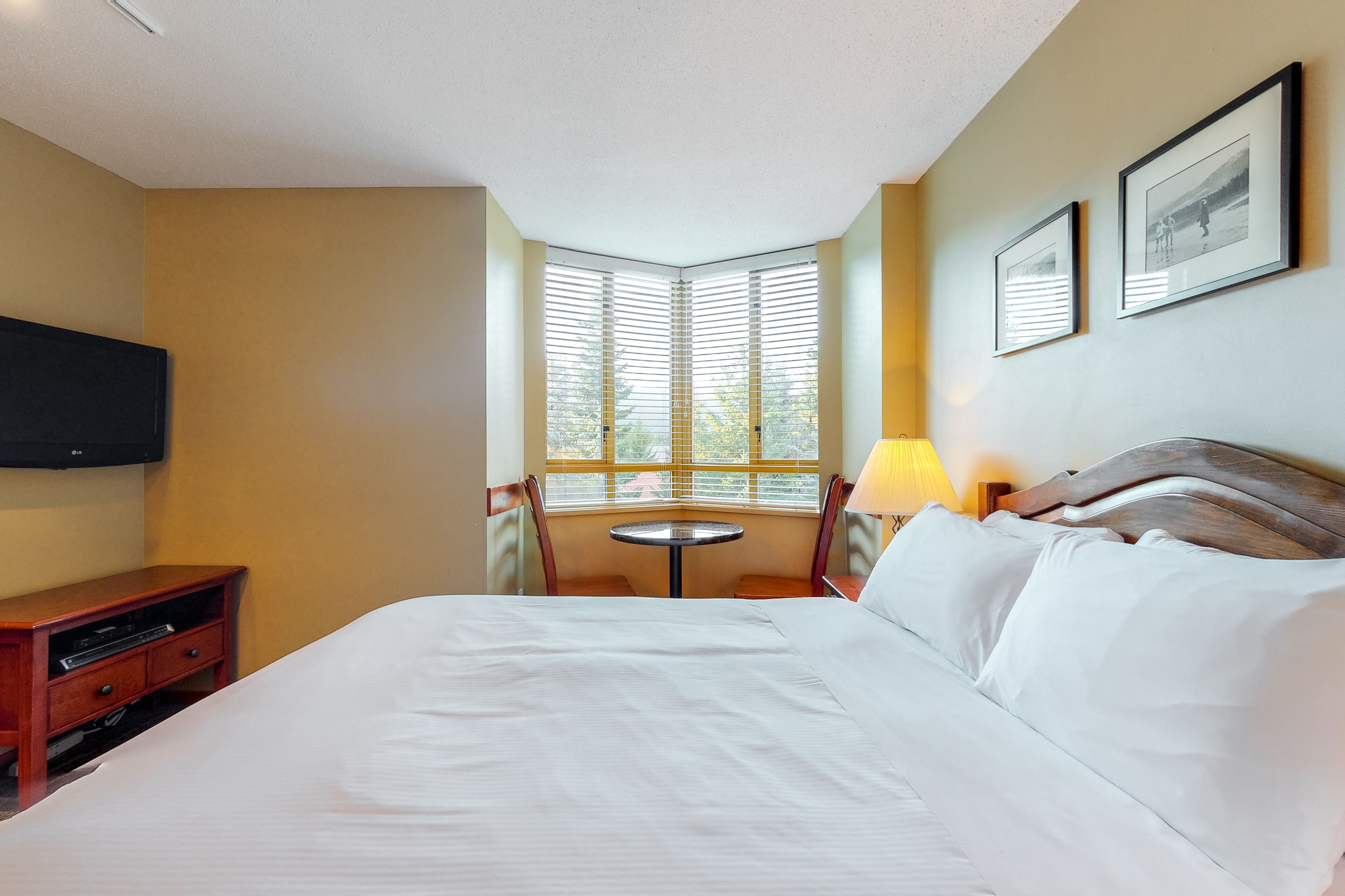 Studio condo near the slopes with pool, hot tub, gym & sauna