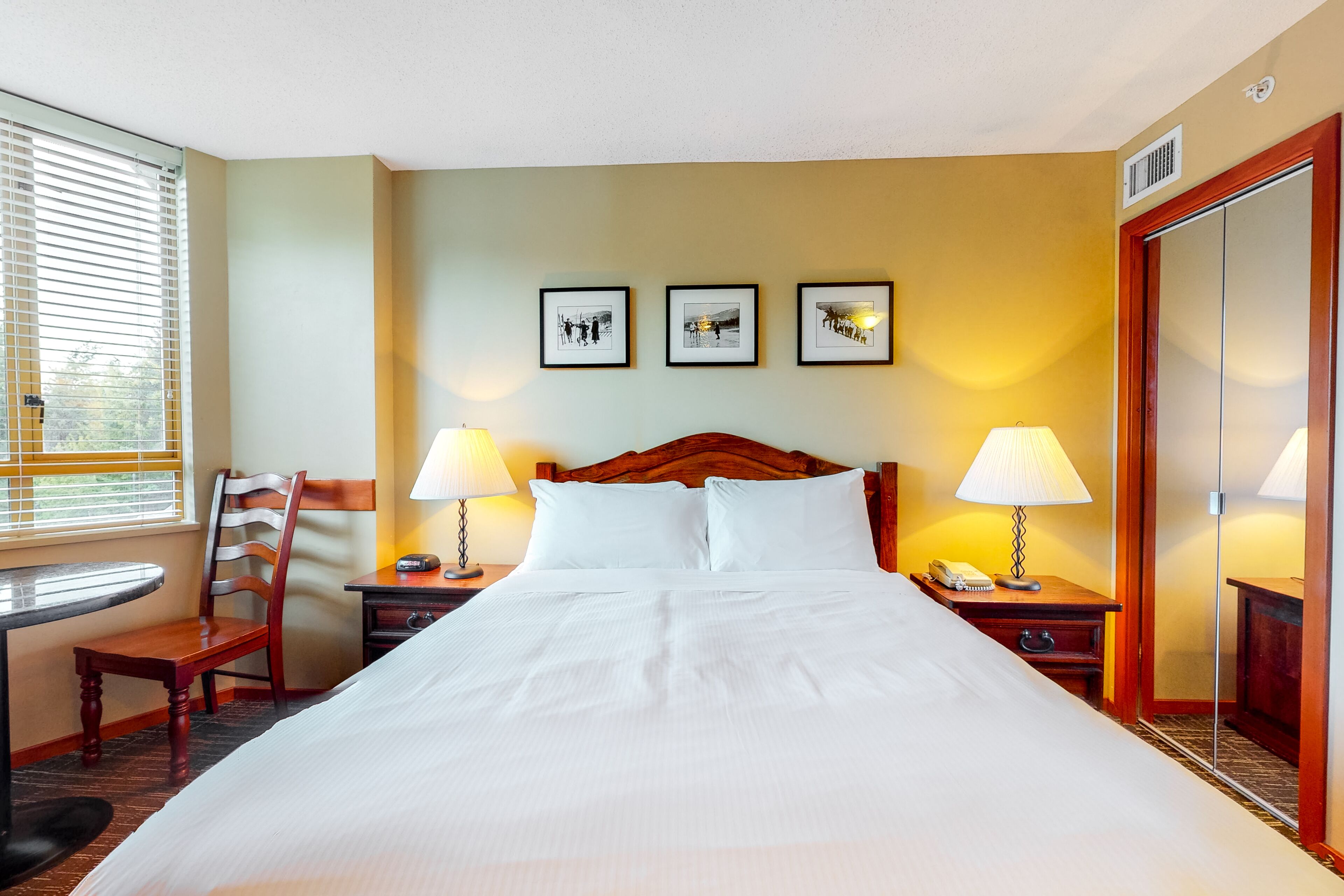 Studio condo near the slopes with pool, hot tub, gym & sauna