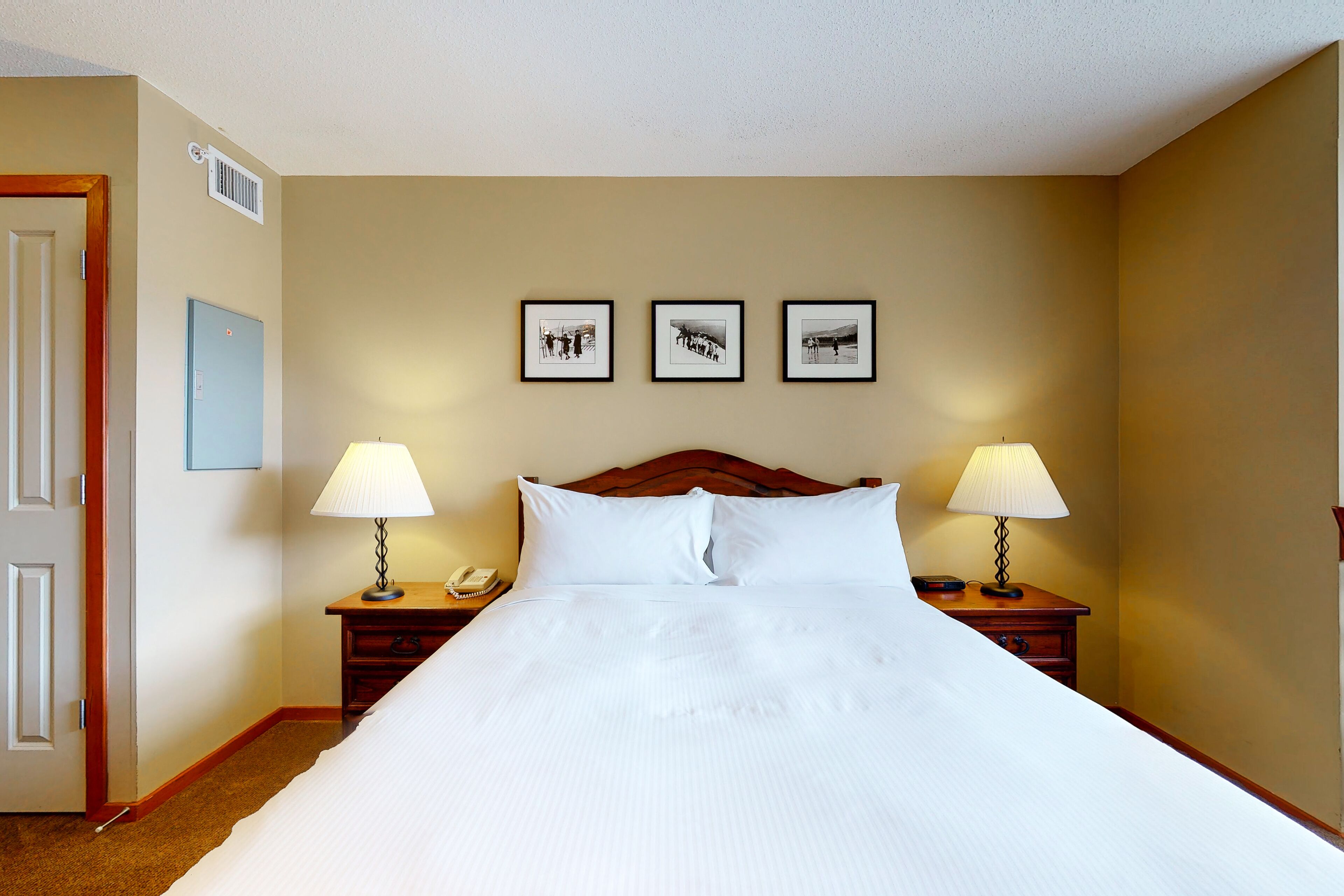 Adorable ski getaway near the slopes with pool, hot tub & gym