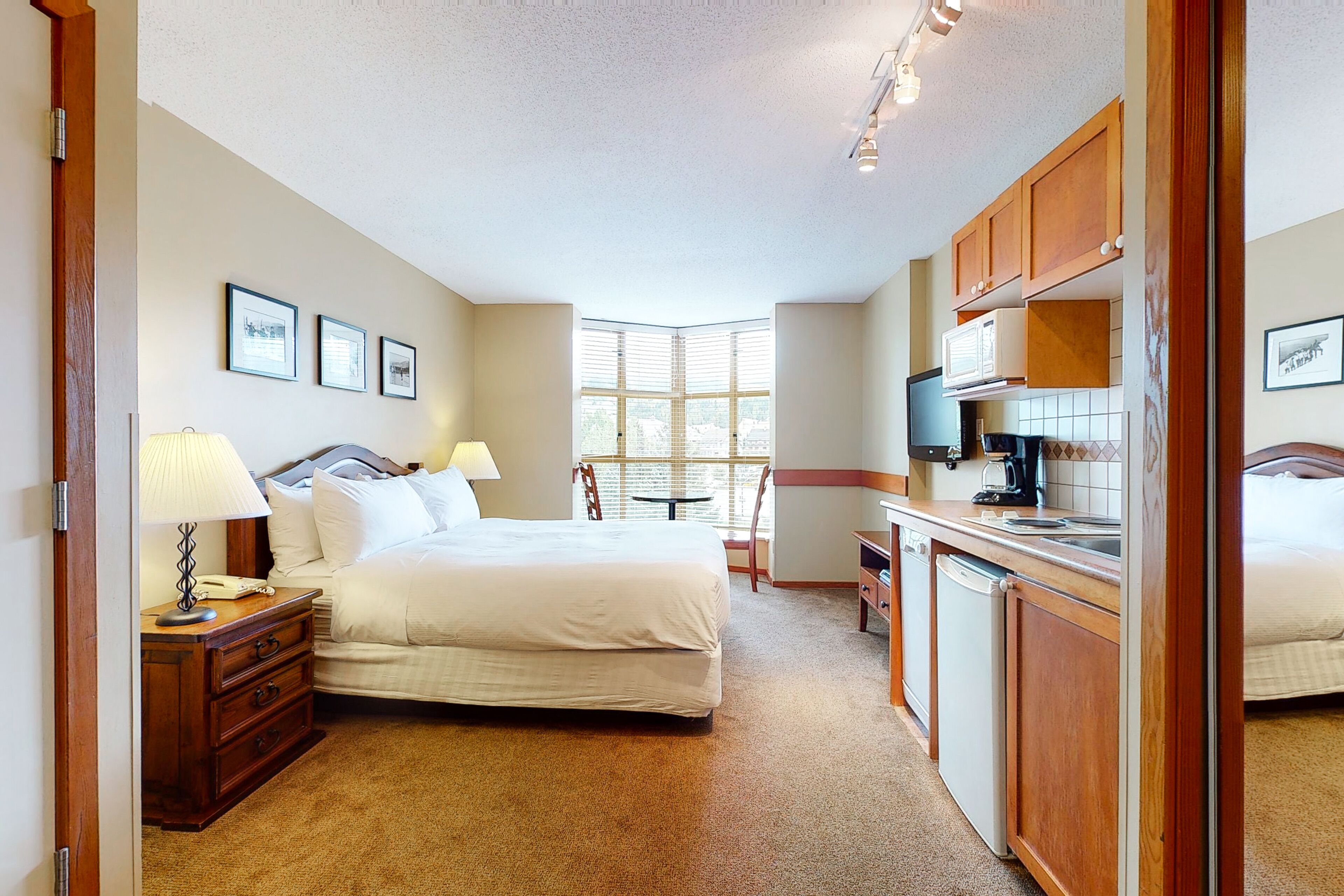 Adorable ski getaway near the slopes with pool, hot tub & gym