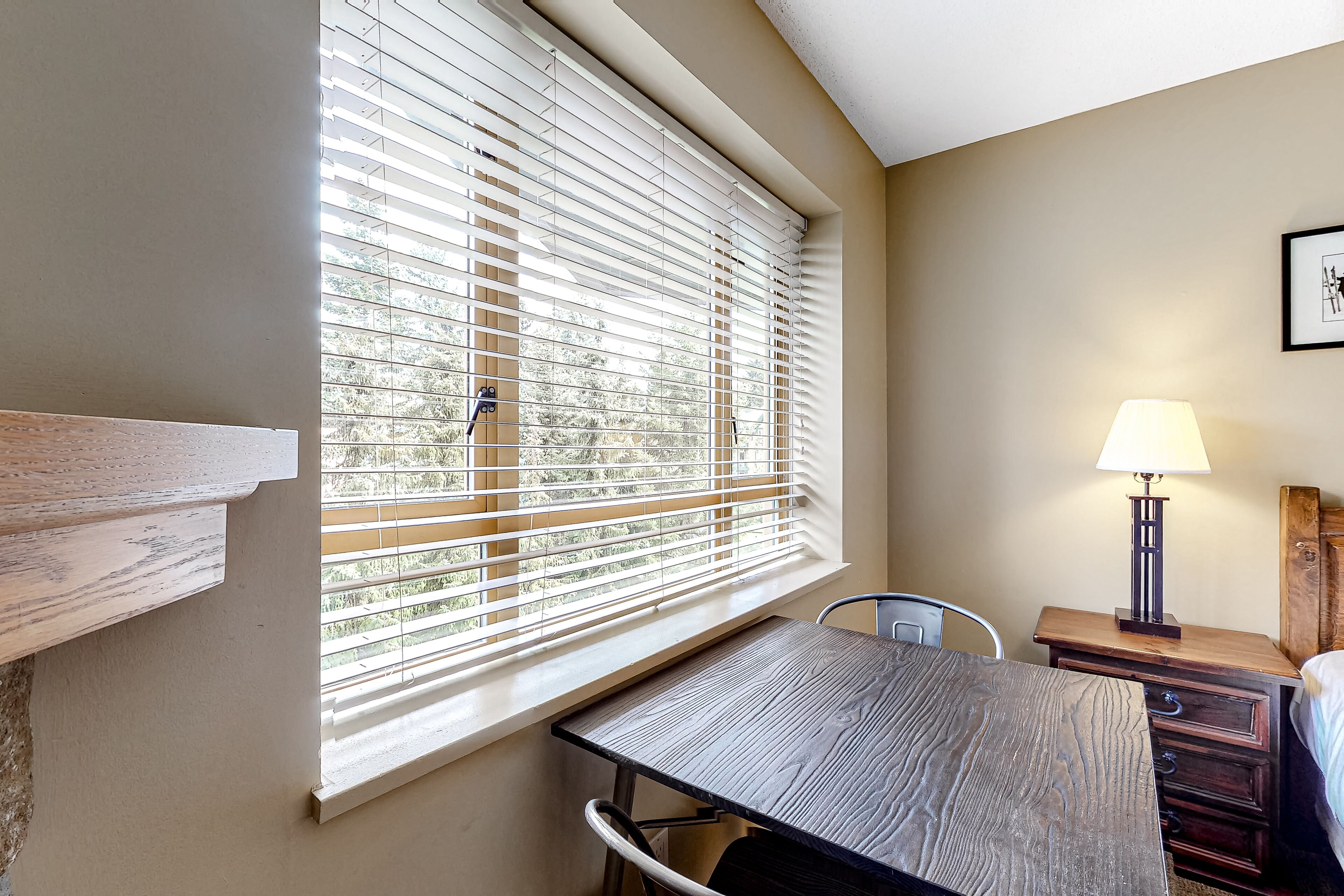 Dreamy ski getaway near the Village with pool, hot tub & kitchenette