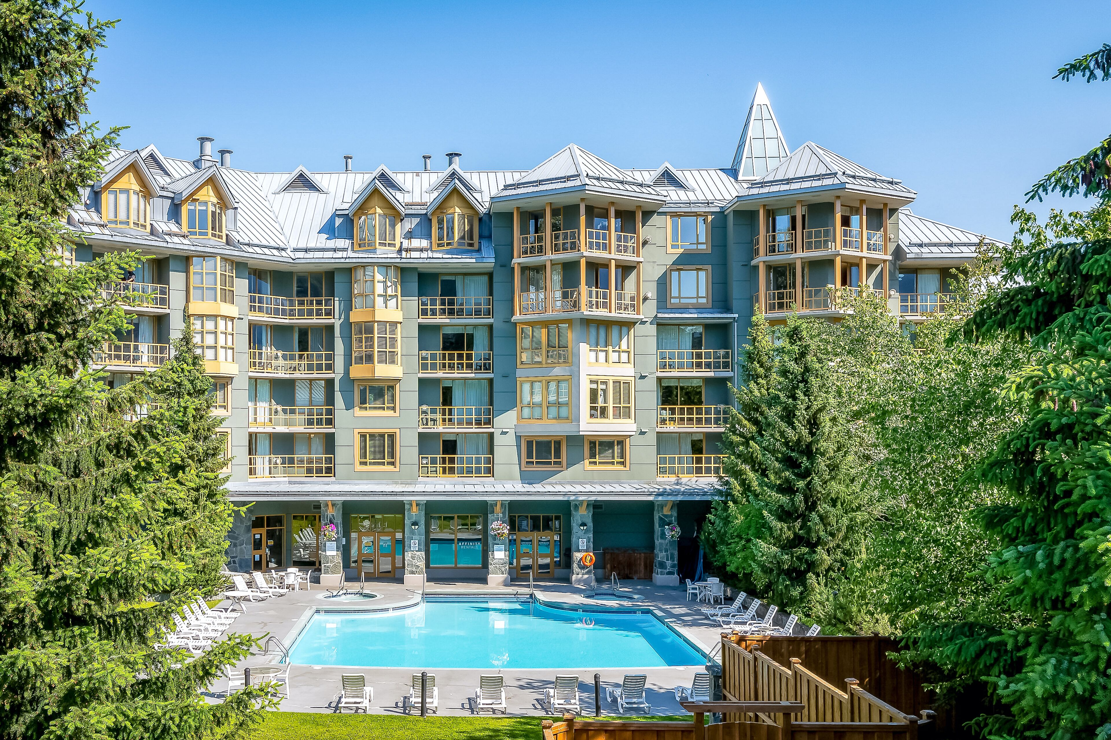 Dreamy ski getaway near the Village with pool, hot tub & kitchenette