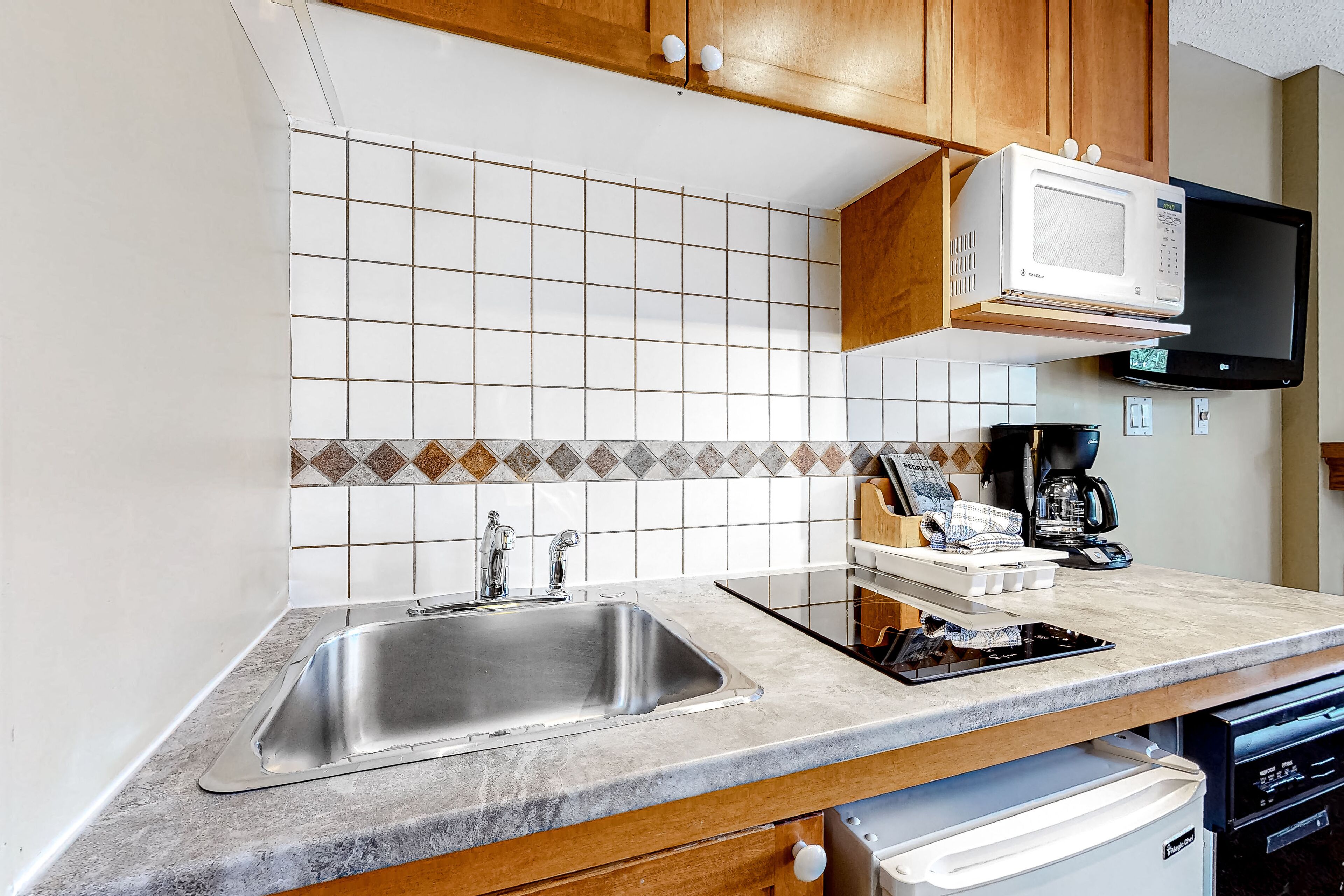 Dreamy ski getaway near the Village with pool, hot tub & kitchenette