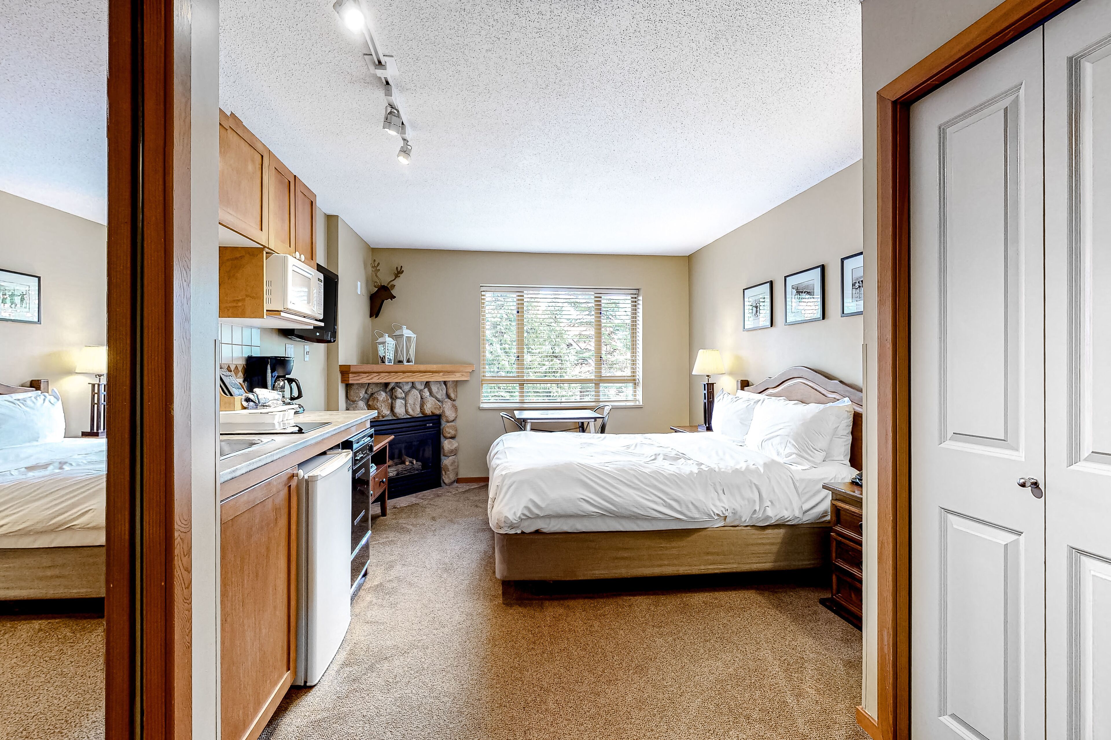 Dreamy ski getaway near the Village with pool, hot tub & kitchenette