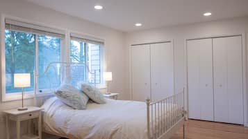 2 bedrooms, in-room safe, desk, WiFi (free)