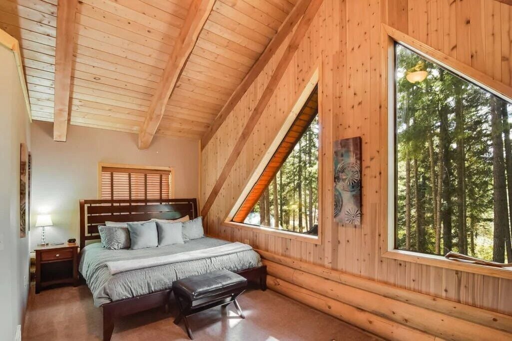 4 bedrooms, iron/ironing board, travel crib, free WiFi