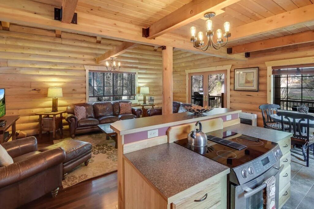 PINELOCH LOG CABIN ~ Pet Friendly ~ Winter Getaway ~ Clean! ~ 5 STARS!