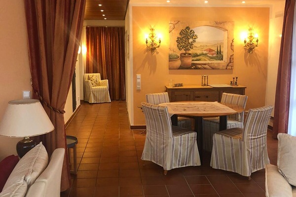 Ferienhaus Landhaus-finest "Grünsberg"-Wohn-/Esszimmer mit Kamin