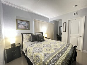 1 bedroom, desk, iron/ironing board, travel cot - Bahía Heaven (Tampa)