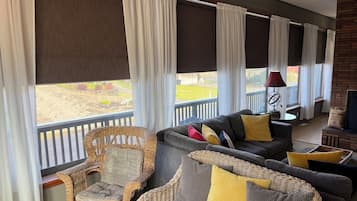 Smart TV, fireplace, DVD player, books