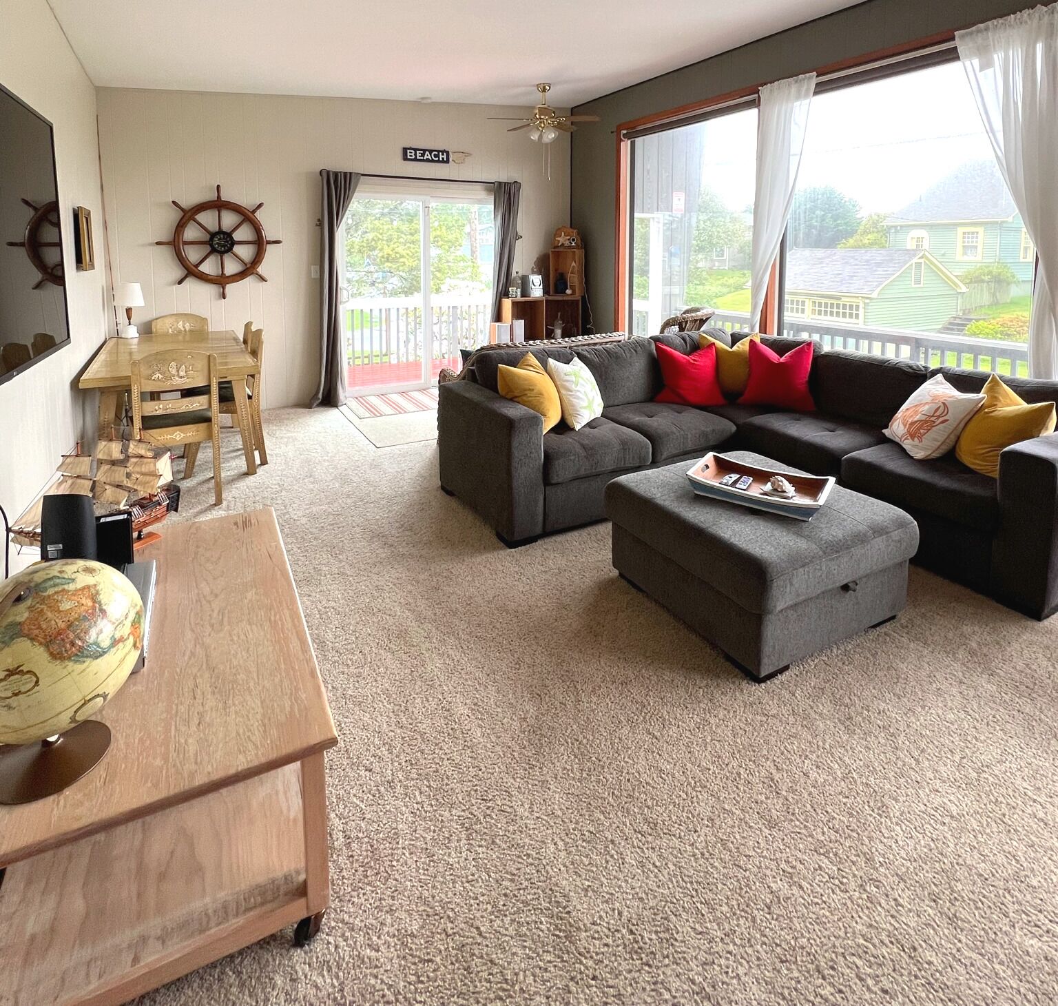 Smart-TV, peis, DVD-spiller og bøker