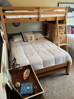 2 bedrooms, desk, iron/ironing board, free WiFi - Charming Private Home - Walk to DT and the Beach! (Long Beach)