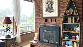 Smart TV, fireplace, DVD player, books