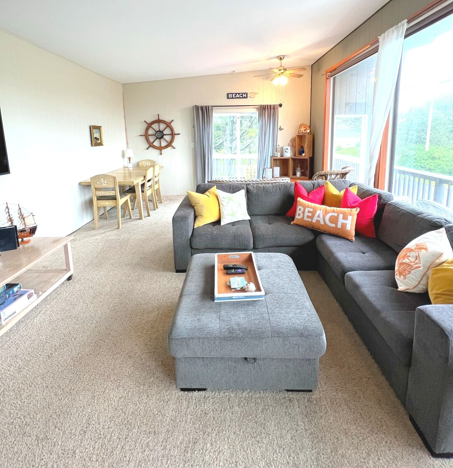 Smart-TV, Kamin, DVD-Player, Bücher