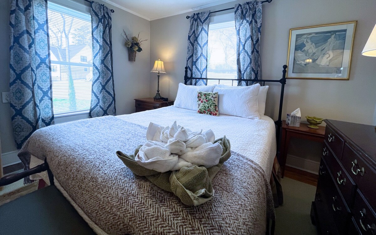 ✨ Relaxing Retreat 🏡 Easy 1 Mile Walk Downtown, Fenced in Yard!✨