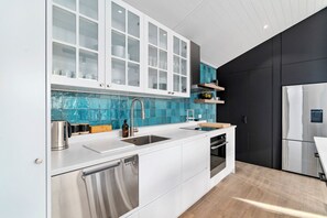 Refrigerador, microondas, lavavajillas y tostadora 