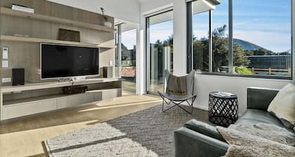 Bull Ridge Escape - Wanaka Holiday Home