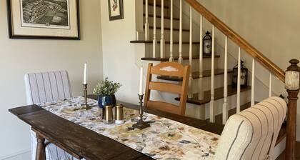 Old-World Retreat at 1860s Manor: Luxury Amenities - Tennis Court & Nature Trail