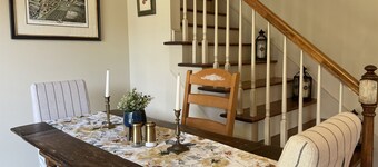 Old-World Retreat at 1860s Manor: Luxury Amenities - Tennis Court & Nature Trail