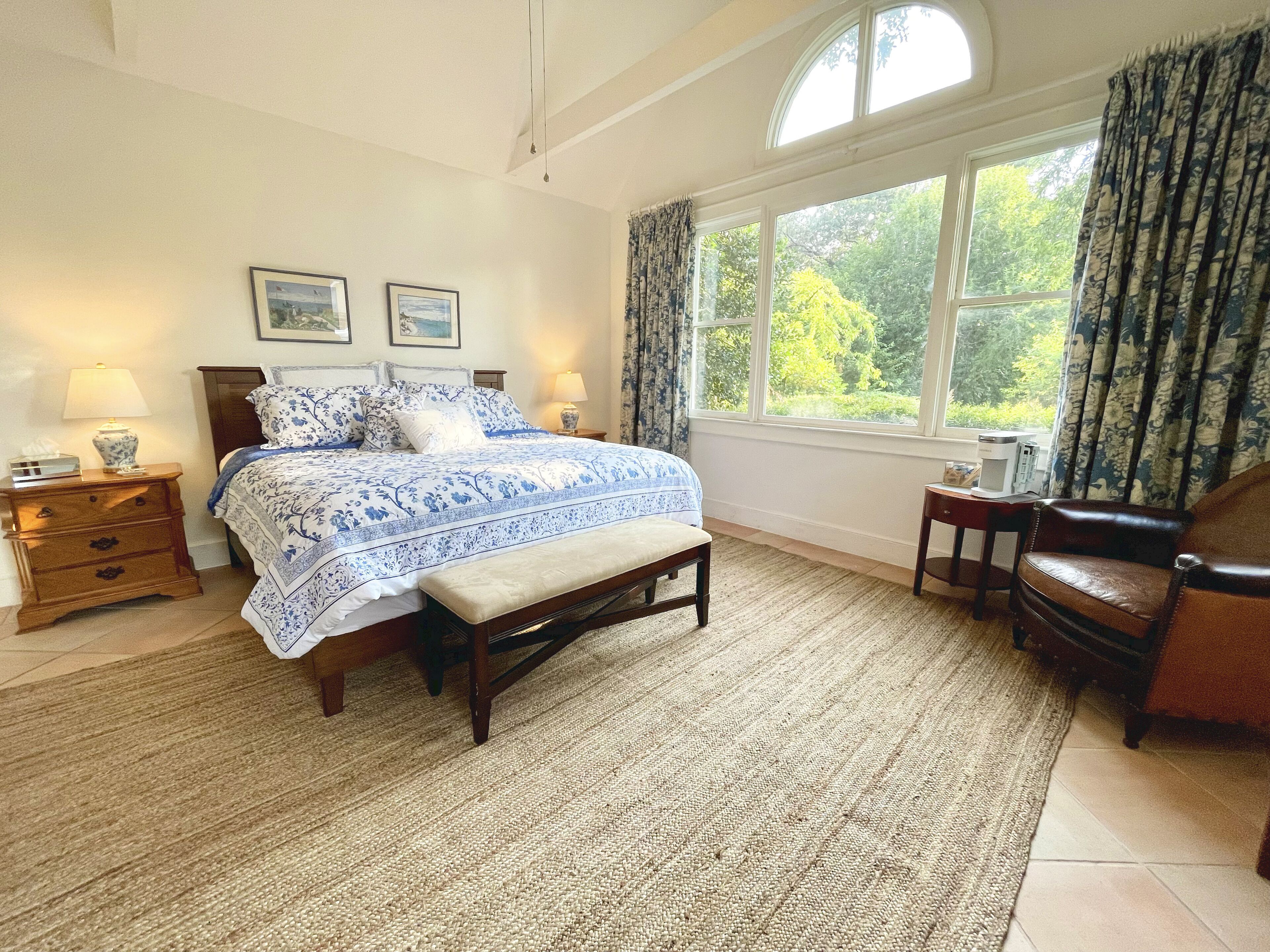 Old-World Retreat at 1860s Manor: Luxury Amenities - Tennis Court & Nature Trail