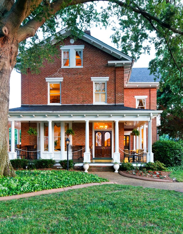 Exterior - Old-World Retreat at 1860s Manor: Luxury Amenities - Tennis Court & Nature Trail (Virginia Beach)