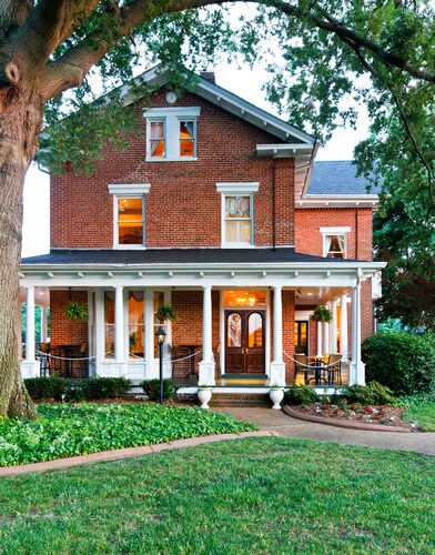 Historic Carriage House at the Church Point Manor