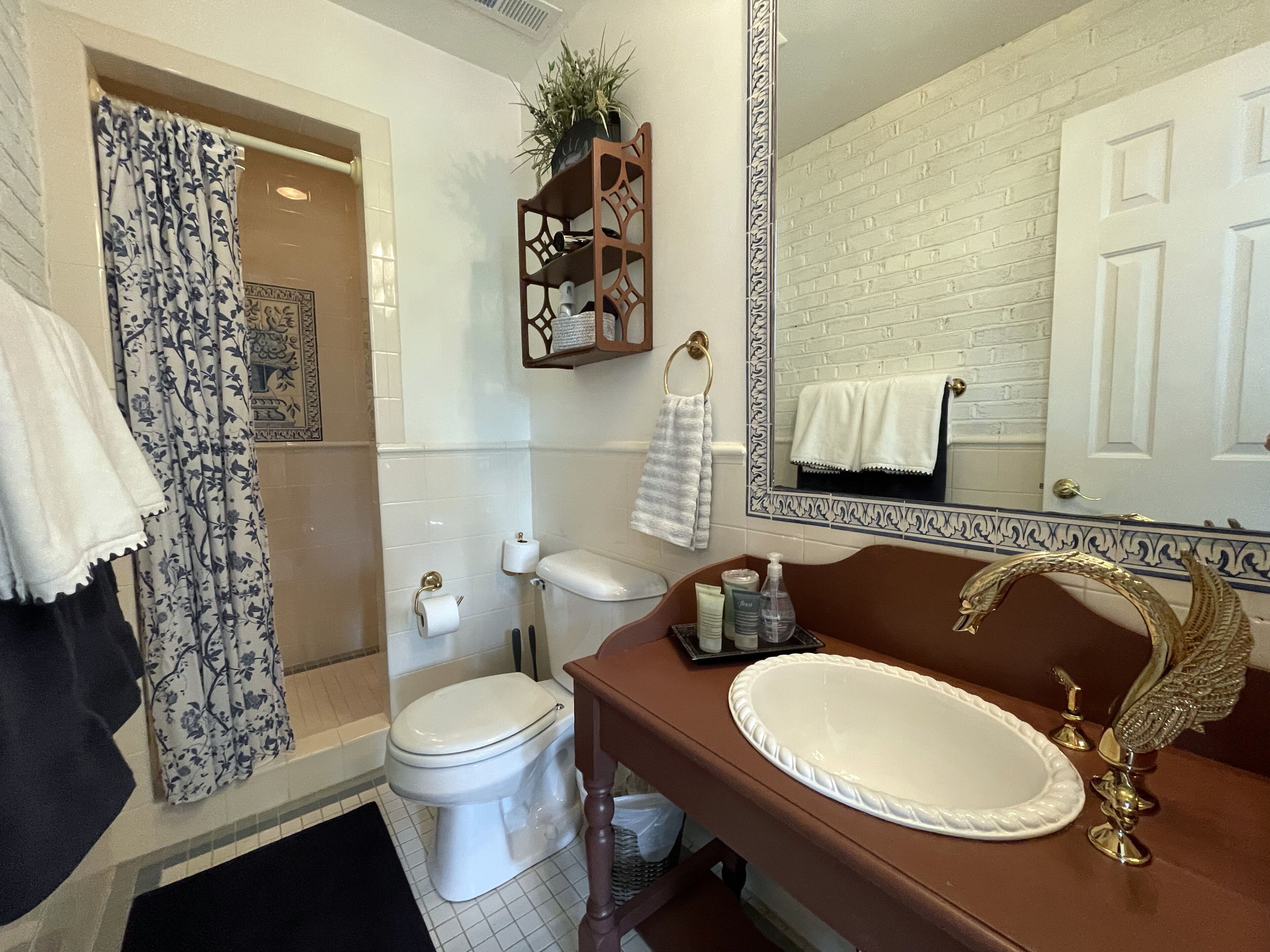 Old-World Retreat at 1860s Manor: Luxury Amenities - Tennis Court & Nature Trail