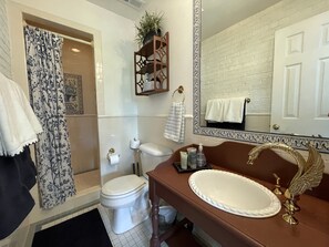 Combined shower/bathtub, jetted bath, hair dryer, towels