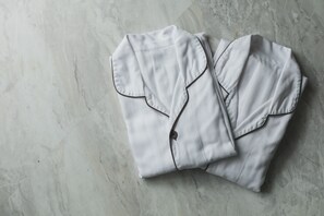 Desk, blackout drapes, free WiFi, bed sheets - Liberated Hotel Haruyoshi Kaichi (Fukuoka)