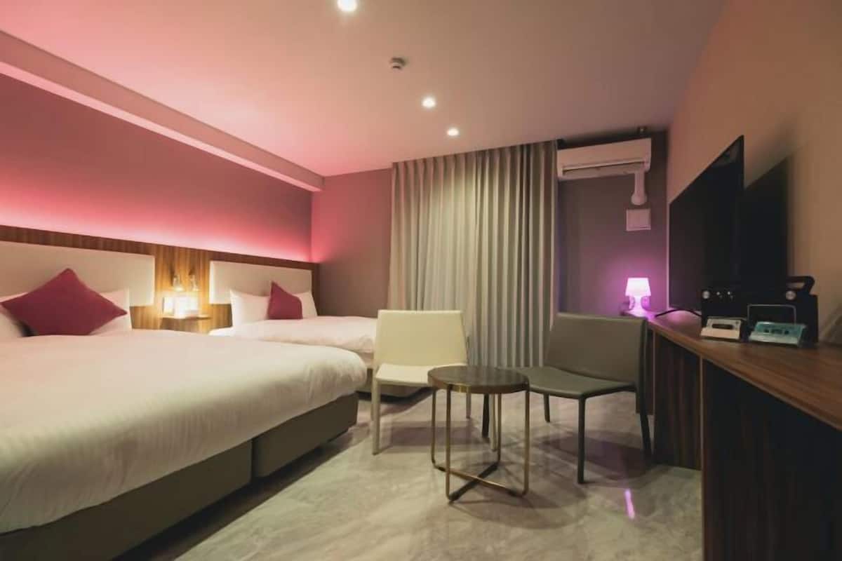 Escritorio, cortinas opacas, wifi gratis y ropa de cama