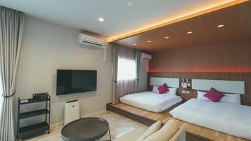 Superior Studio | Desk, blackout drapes, free WiFi, bed sheets