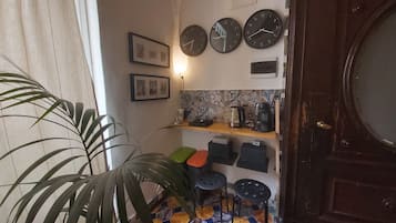 Room, 1 Bedroom, Patio, City View | Living area | Books