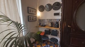 Room, 1 Bedroom, Patio, City View | Living area