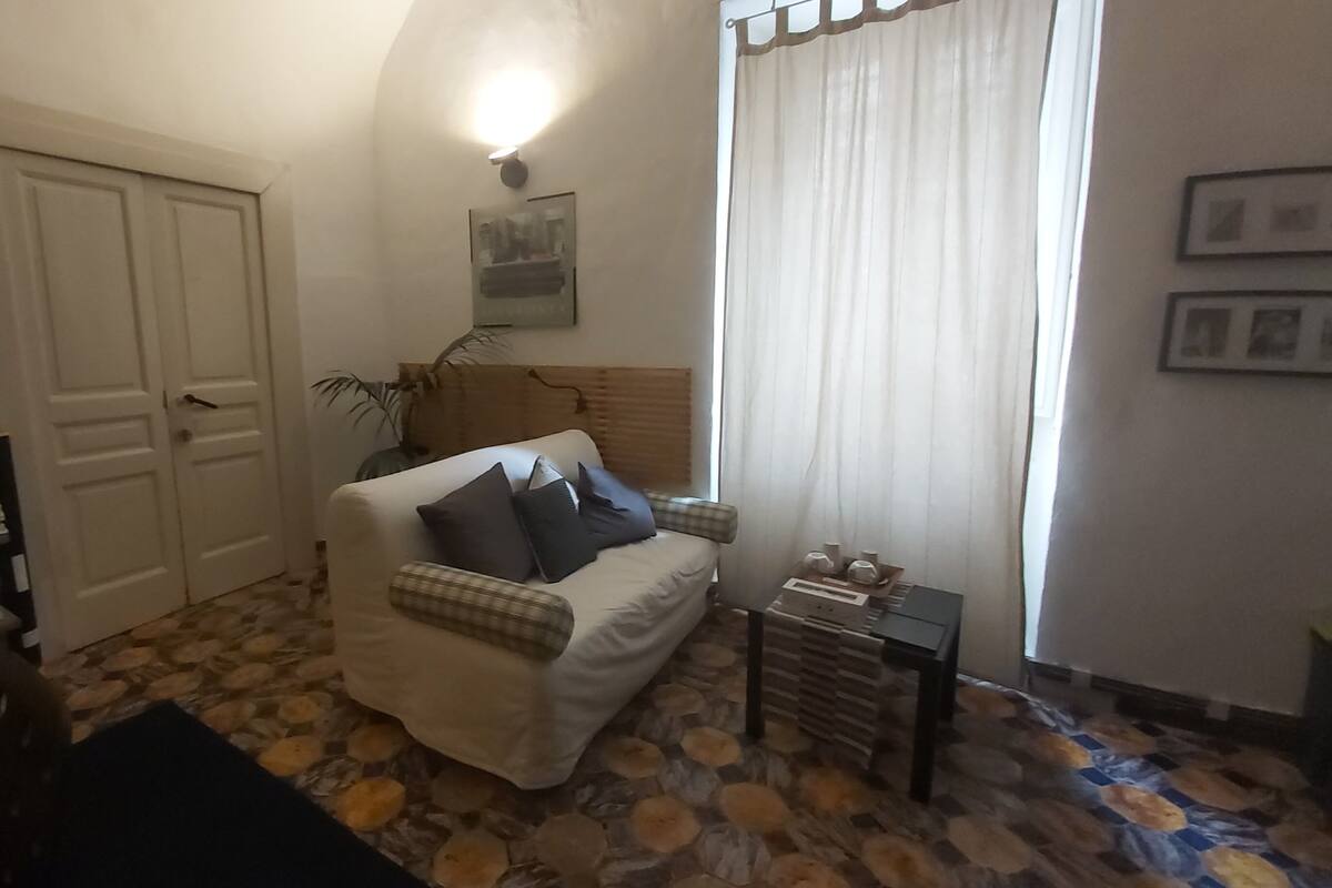 Zimmer, 1 Schlafzimmer, Terrasse, Stadtblick | Wohnbereich | Bücher
