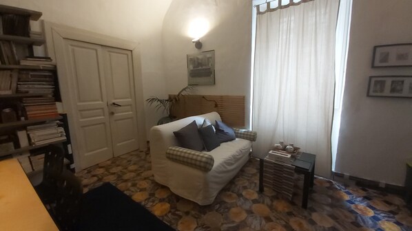 Room, 1 Bedroom, Patio, City View | Living area