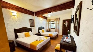 A hotel room with two beds, a desk, and a chair. - Posada La Querencia (Xico)