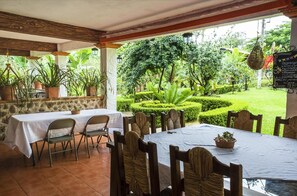 Outdoor dining - Posada La Querencia (Xico)