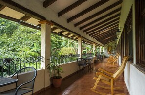 Outdoor dining - Posada La Querencia (Xico)