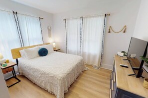 2 dormitorios, escritorio, tabla de planchar con plancha y cuna de viaje