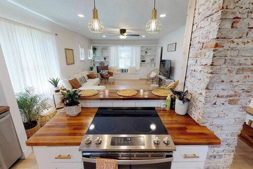 Blue Bungalow - Bright and Beautiful! King Bed! Walk to Wesley!