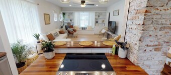 Blue Bungalow - Bright and Beautiful! King Bed! Walk to Wesley!