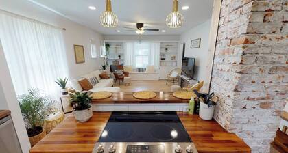 Blue Bungalow - Bright and Beautiful! King Bed! Walk to Wesley!