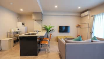 Estudio superior | Zona de estar | Televisión LCD de 100 cm con canales digitales, una televisión
