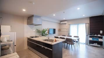 Apartamento superior, no fumadores | Zona de estar | Televisión LCD de 100 cm con canales digitales, una televisión