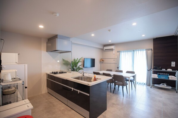 Superior Apartment, Non Smoking | Living area | 100-cm LCD TV with digital channels, TV, Netflix