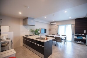 Apartament superior, no fumadors | Sala d'estar | Televisor LCD de 100 cm amb canals digitals, televisor i Netflix