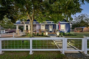 Exterior - “Hometown Hideaway” in the heart of Downtown Liberty Hill (Liberty Hill)