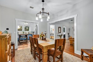 Dining - “Hometown Hideaway” in the heart of Downtown Liberty Hill (Liberty Hill)