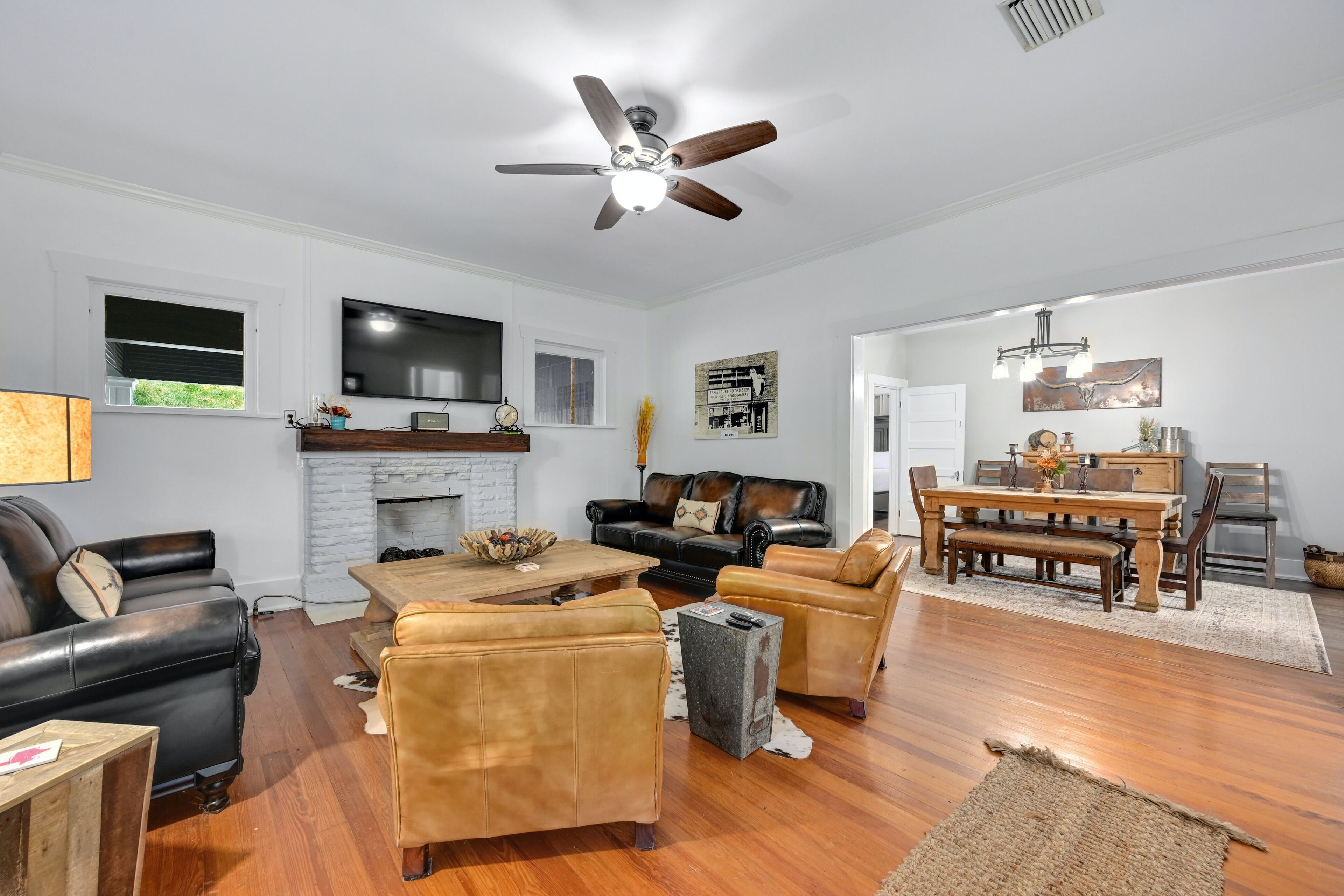 “Hometown Hideaway” in the heart of Downtown Liberty Hill